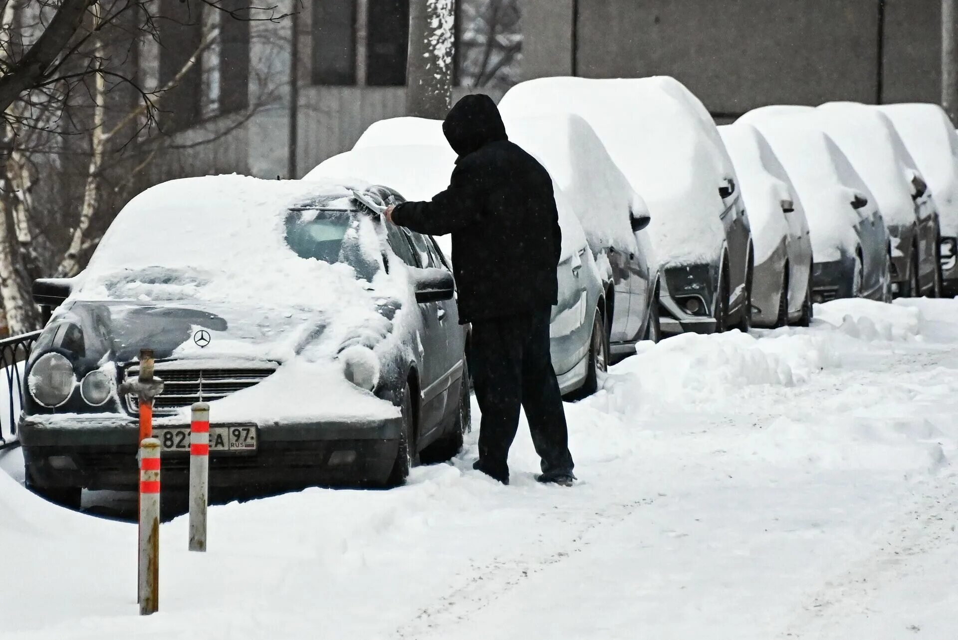 Месяц автомобиля. Снег на крыше машины. Чистит машину от снега. Сугроб на крыше авто. Машина с сугробом на крыше.
