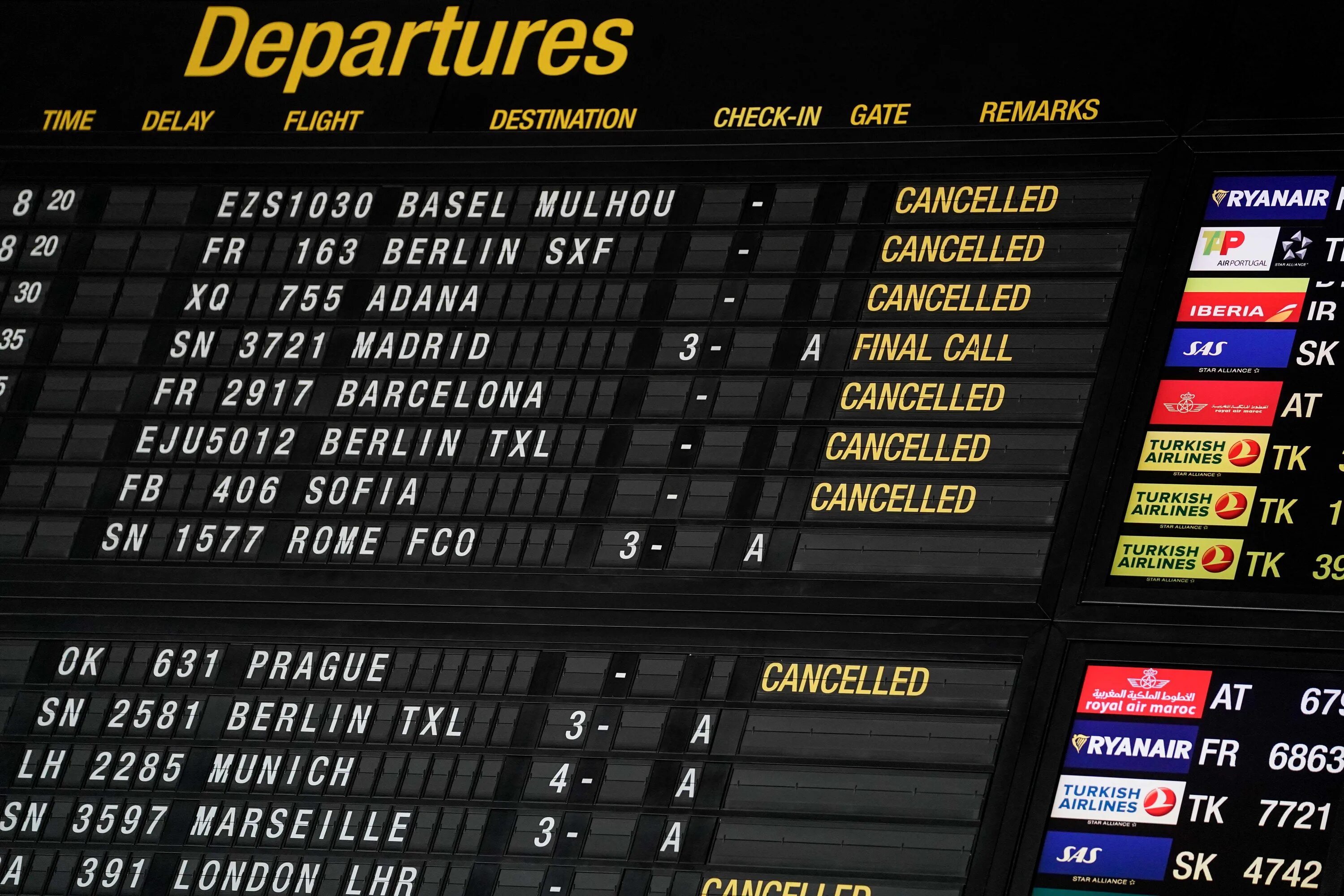 Departure Board. Departure Airport. Bogota Airport departures. Delayed Flight. Departure check