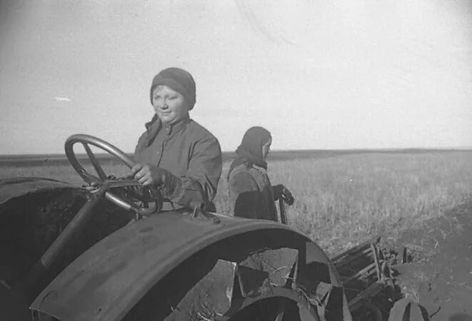 Женская тракторная бригада в ссср. Трактористки в годы войны 1941-1945. Женщины трактористки ВОВ 1941-1945. Женщины трактористки в годы Великой Отечественной войны.