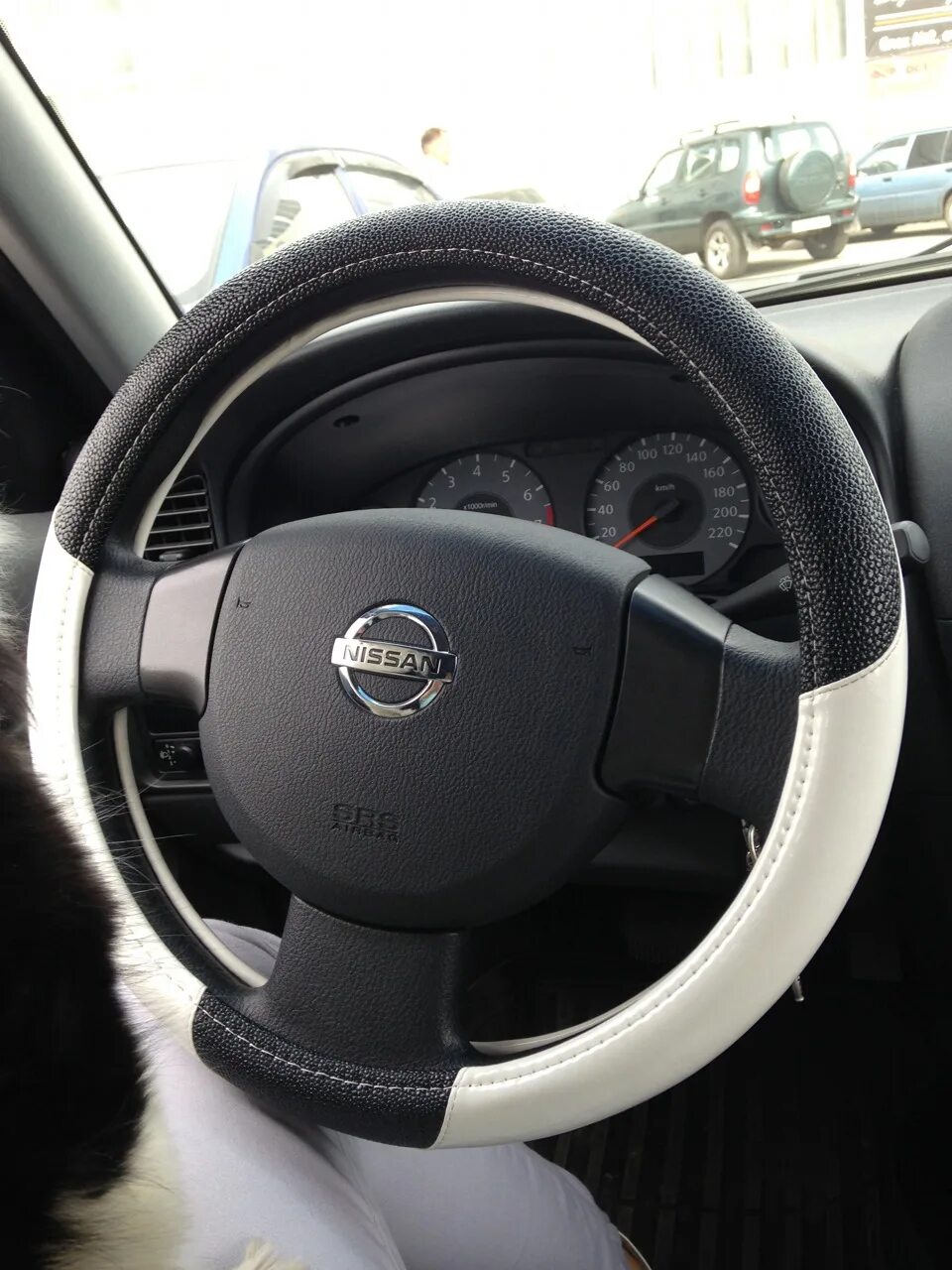 Оплетка на руль ниссан. Бежевая оплётка на руль nissan pathfinder 4. Оплетка на руль ниссан. Руль ниссан ноут 2007 года. Оплетка на руль ниссан ноут 2017.