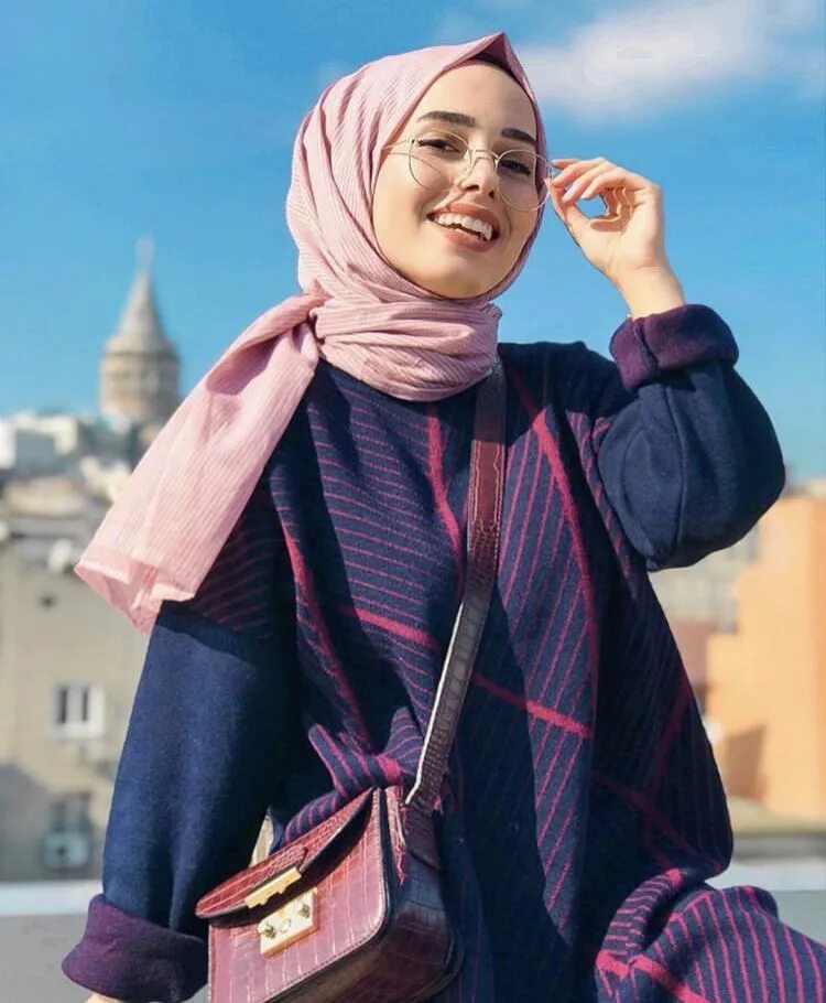 Девушка в хиджабе. Самые красивые девушки в хиджабе. Девушка в хиджабе со спины. Guraba муслим. Девушка покрытая в хиджабе.