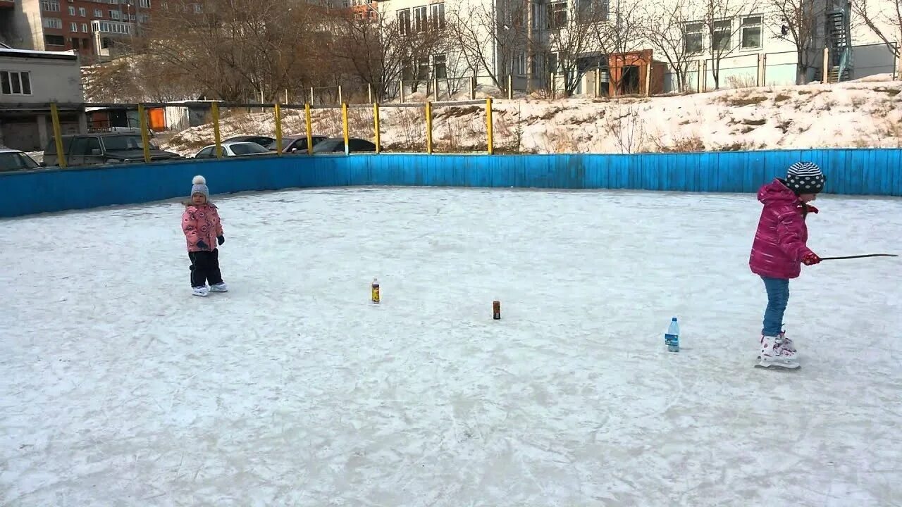 2 катки 0. Каток Красноярск Советский район. Вдутый каток для детей. Да с блестками каток для ребенка. Как работает Семилукский каток.