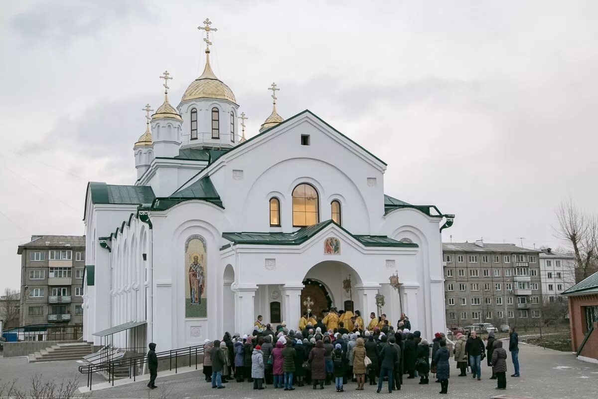 В красноярском крае храмы. Храм Феодора Тирона Красноярск. Церковь великомученика Феодора Тирона Красноярск. Свято-Никольский храм Красноярск. Церковь на торговом центре Красноярье в Красноярске.