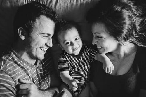 Фото муж жена сын Happy family on their sofa Stock Photo Alamy