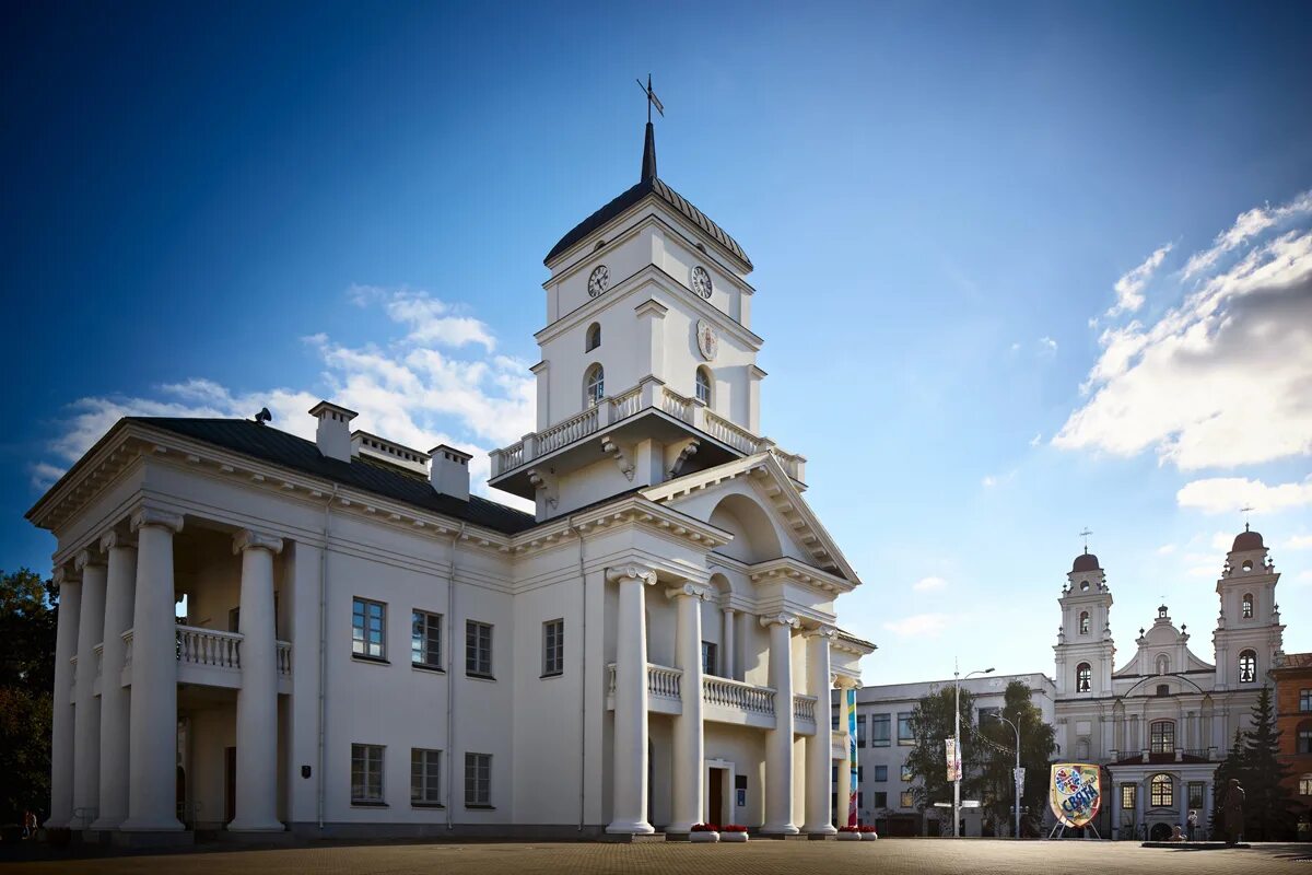 Площадь свободы минск площади минска. Городская ратуша. Площадь свободы минск. Минск площадь свободы, ратуша. Символ города черновцы.