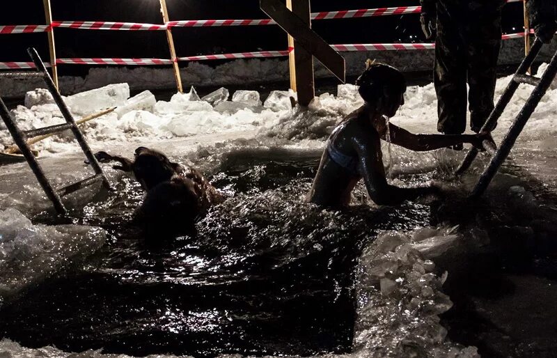 Девушка в проруби. Крещение в Верхнеуральском райне. Купели в Агаповском районе Челябинской области. Фото купание в проруби в тёмное время суток в крещение. Можно мыться 7 апреля