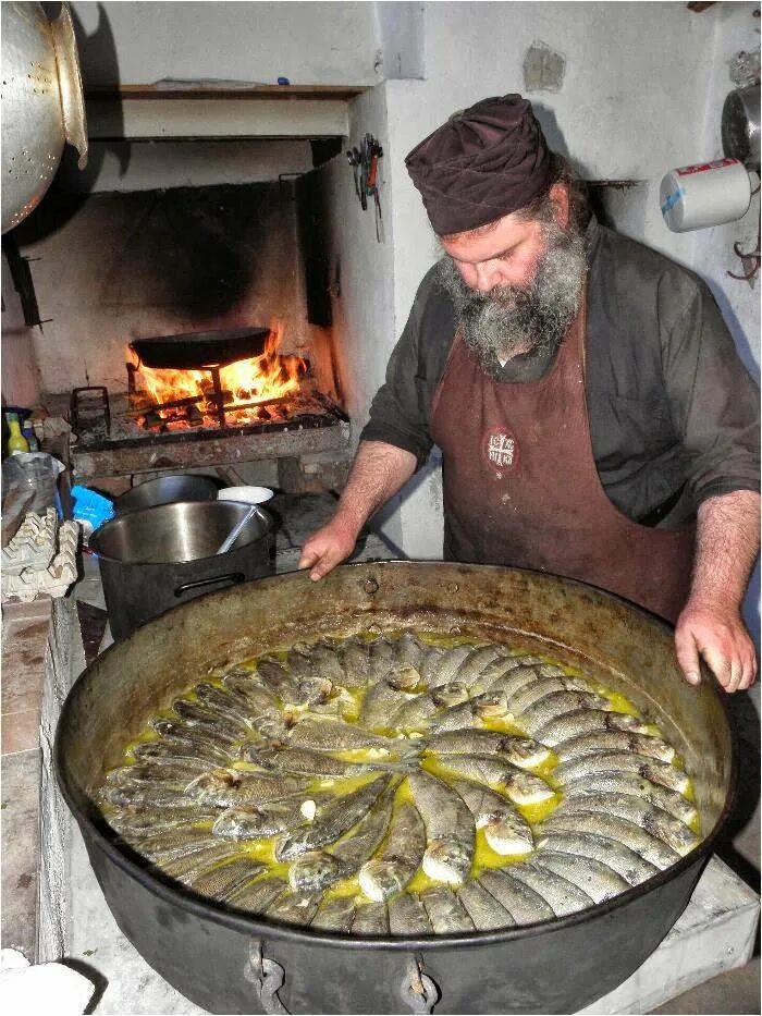 монастырская трапеза в монастыре. монахи афон кухня. кухня монастыря ватопед. жизнь монахов в монастыре. пища монахов.