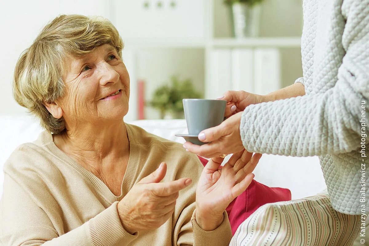 бабушка улыбается. интернет магазин для пожилых людей. интернет магазин для пожилых людей. хобби для пожилых. радостная бабушка.