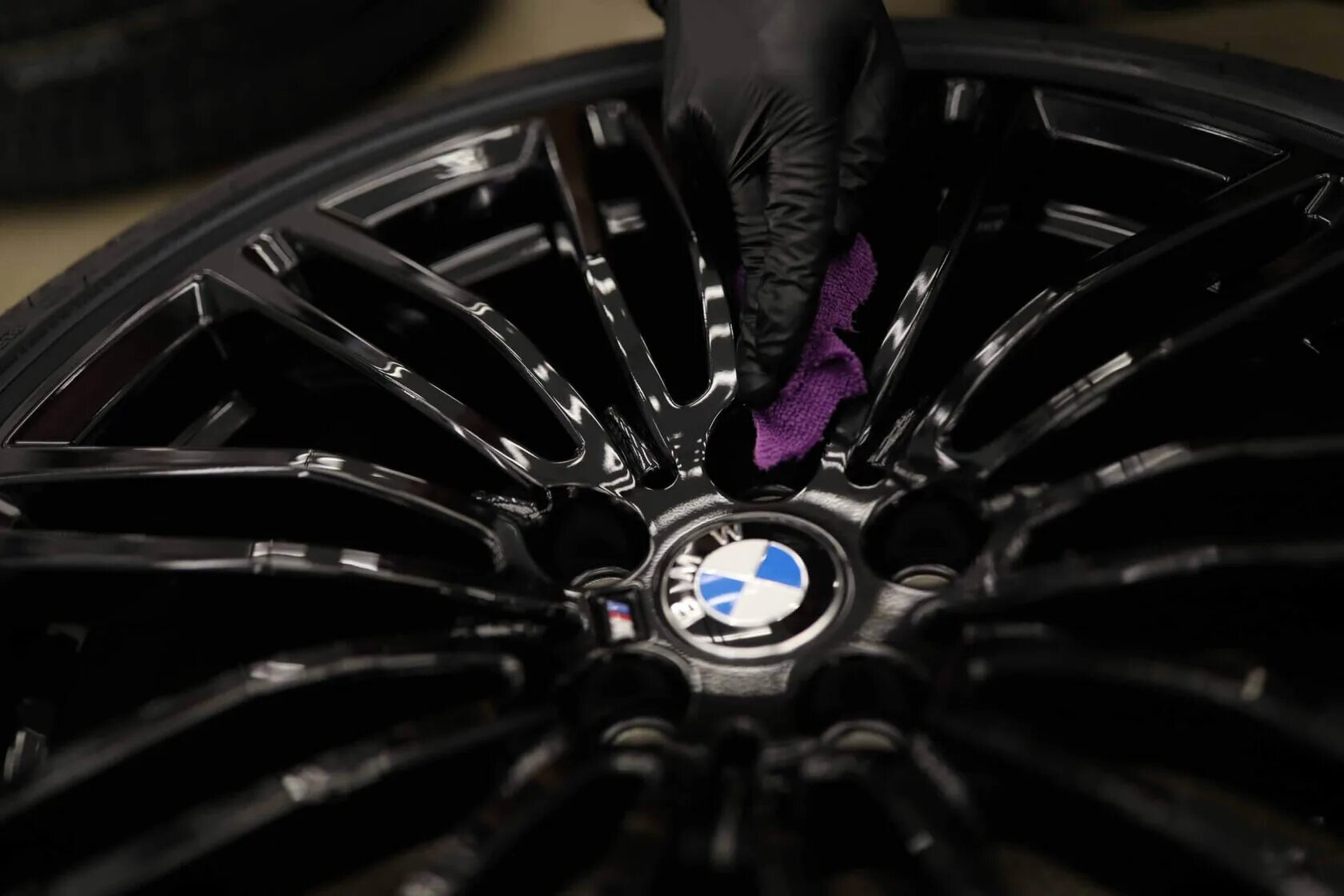 Защита колесных дисков от бордюров. Alloygator защита литых дисков. Диски r22 для тесла х. Защита дисков автомобиля от бордюров. Защита дисков автомобиля.