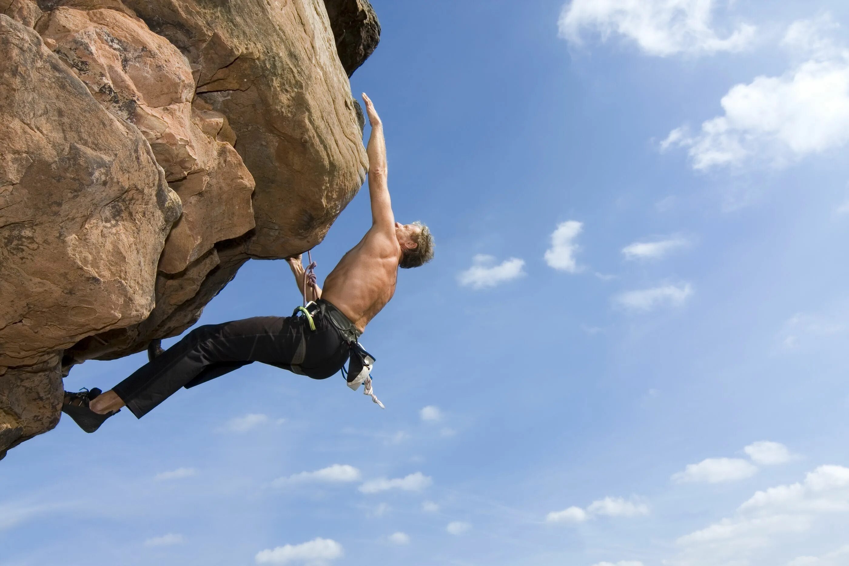 Скалолазание шутки. Риск фото. Картинки мужчина взбирается на утёс фото. Extreme Rock. Rock climbing is the most dangerous