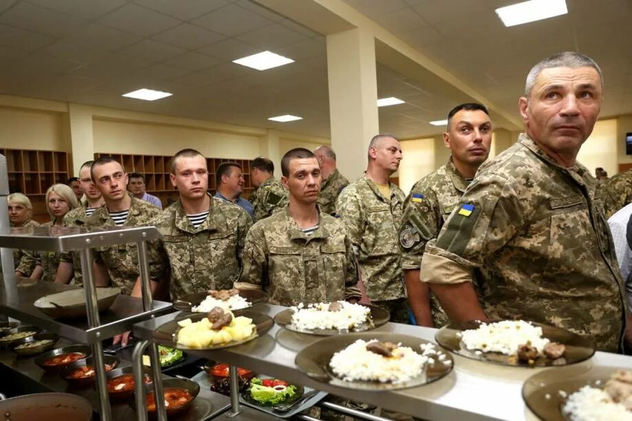Армейское питание. Питание в армии. Армейская еда. Обед в американской армии. Столовая в американской армии.