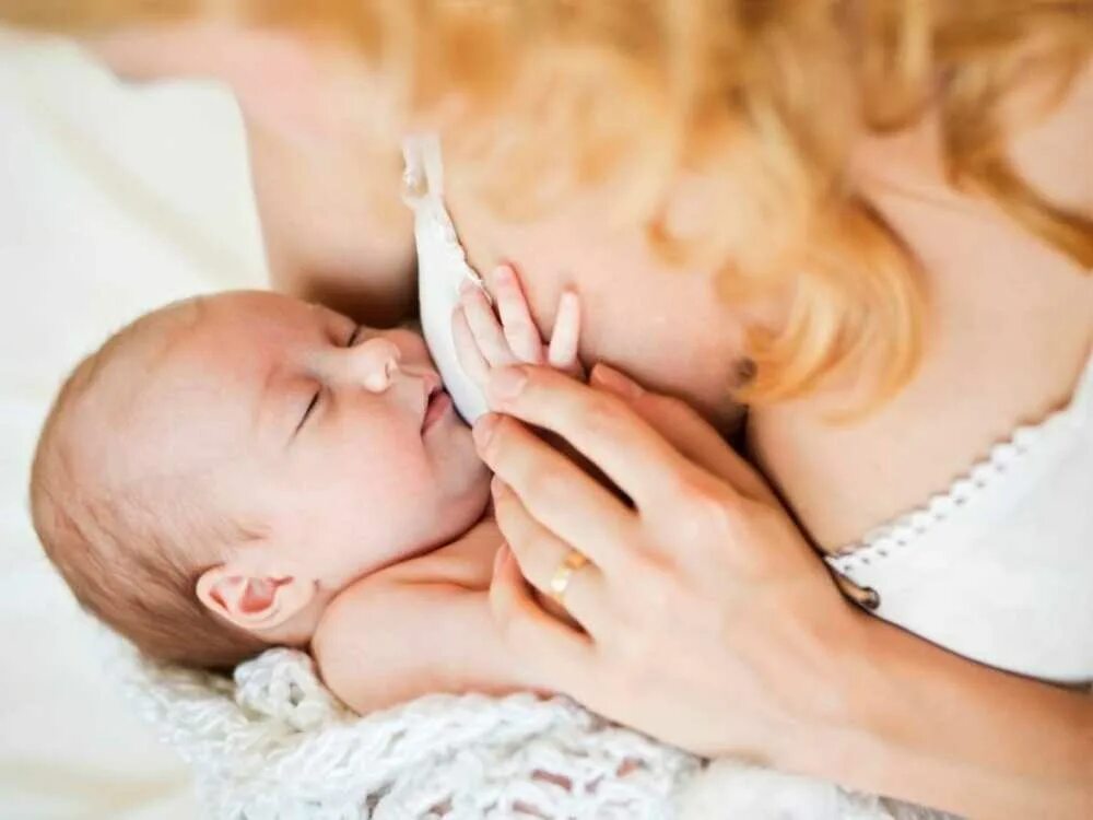 Кормление грудью. Грудное вскармливание. Мама кормит малыша грудным молоком. Кормление грудью фото.