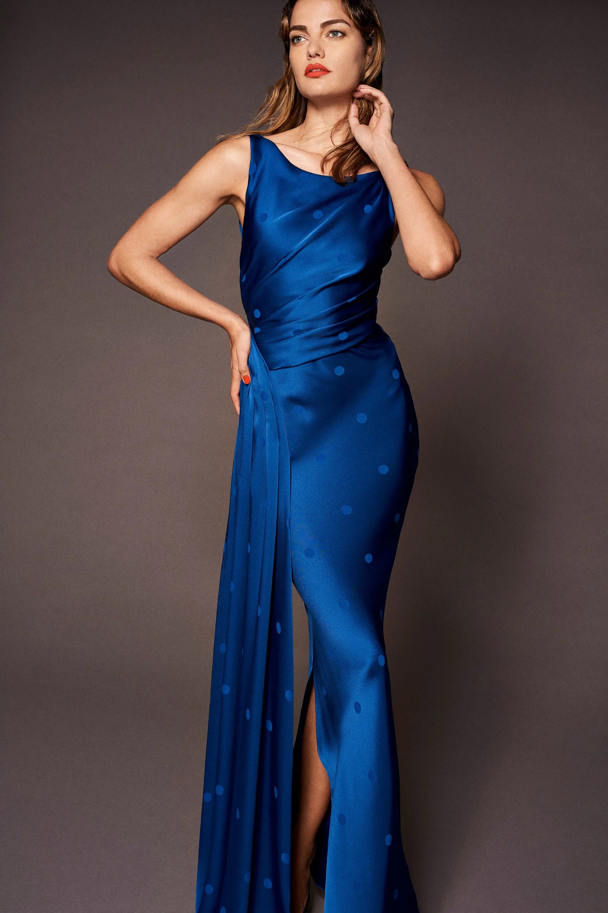 шикарные платья. проновиас 2023. стильные вечерние платья. красивые вечерние платья. вечерний образ.