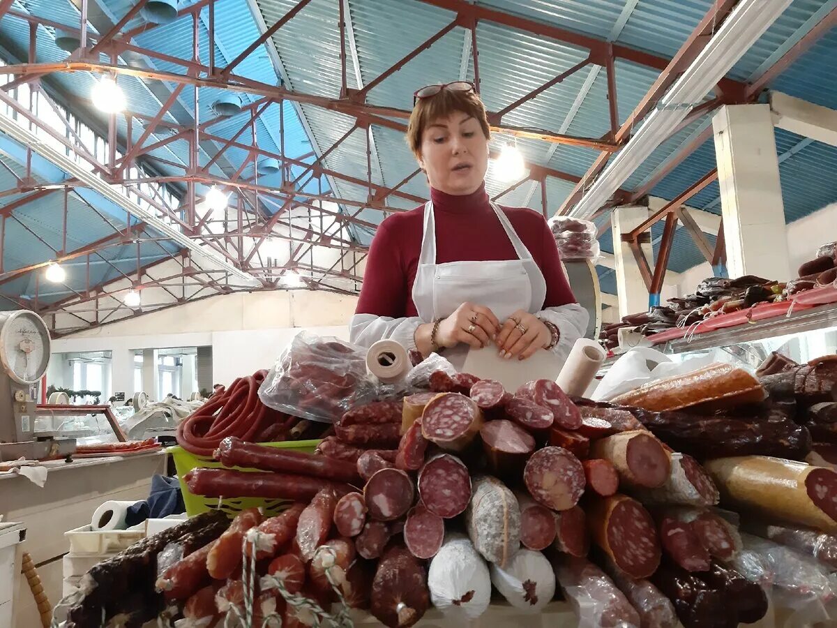 Лучшие рынки россии. Фермер базар колбасный ряд. Рынок в Кисловодске колбасный ряд. Ростов рынок колбасный. Рынок Задонск.