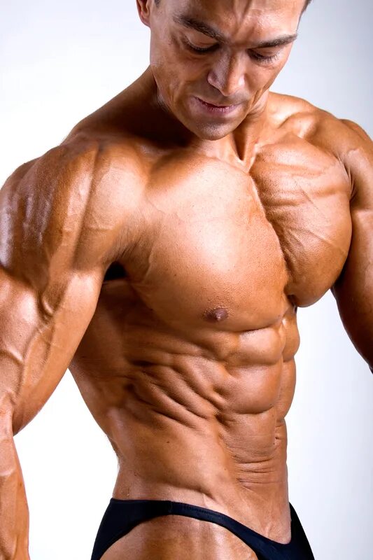 Рельеф мышц. Мускулистый человек. Бодибилдинг мужчины. Накаченные мышцы.