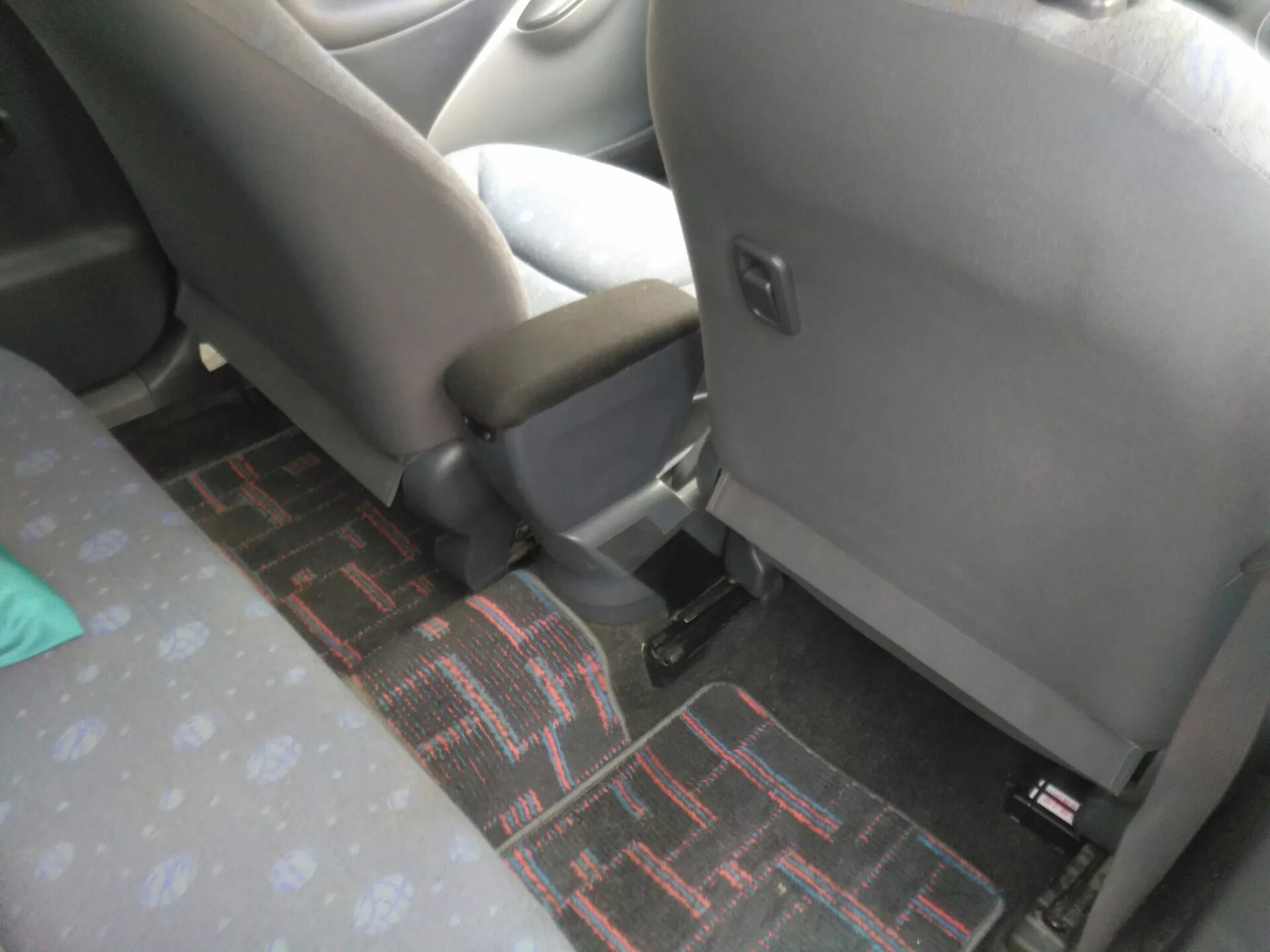 Подлокотник toyota vitz ksp130. Подлокотник на витц 10. Подлокотник тойота ярис 2009. Подлокотник toyota vitz ksp130. Подлокотник тойота витц.