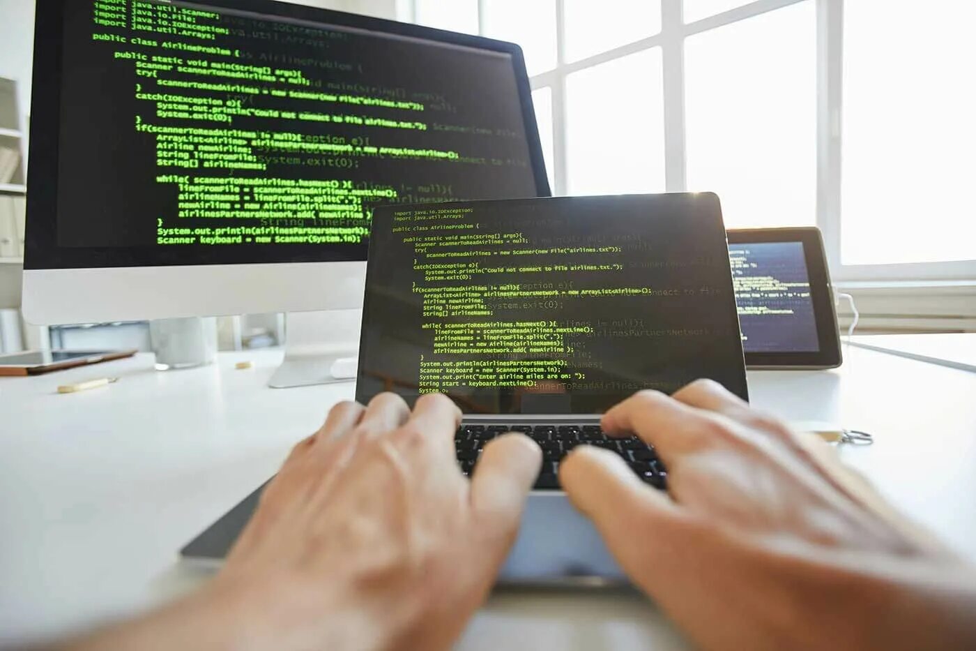 Программист java вакансии. Java разработчик с нуля. программист набирает код. курсы джава программирования. как стать программистом java с нуля самостоятельно.