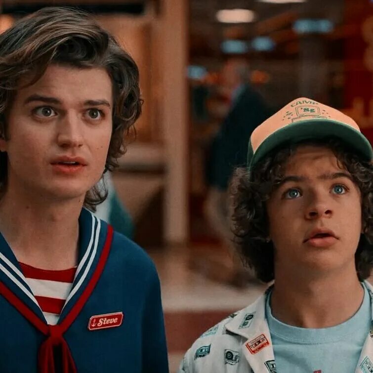 стив харрингтон. джо кири стив харрингтон. очень странные дела стив. стив харрингтон stranger things. стив харрингтон с битой.