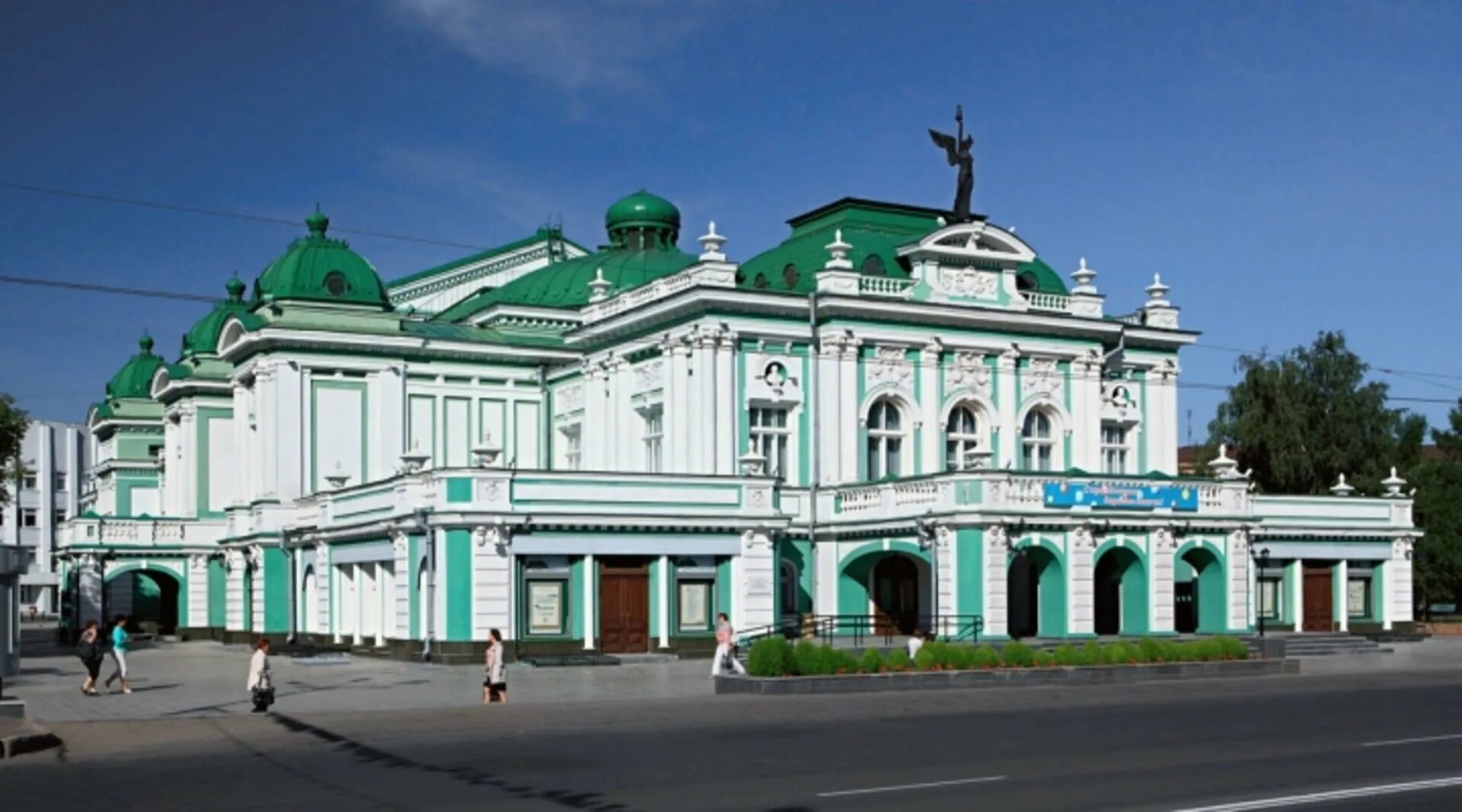 Омский Академический театр драмы. Достромичательности Омска. Омск достопримечательности города. Омский драматический театр архитектура.