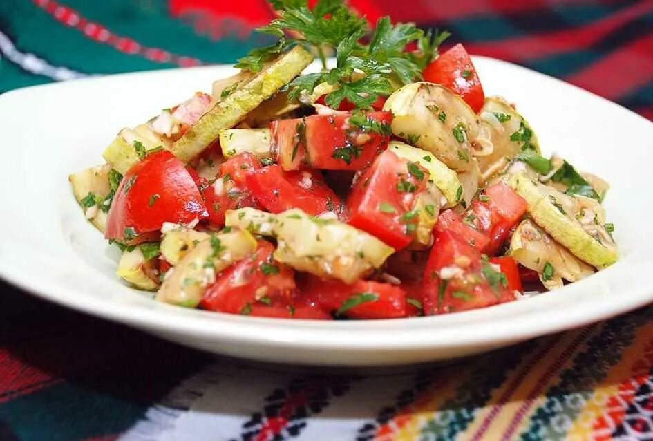 Салат с цукини и помидорами. Салат с кабачками и помидорами. Салат с жареными кабачками. Салат с помидорами и чесноком. Кабачки грибы помидоры