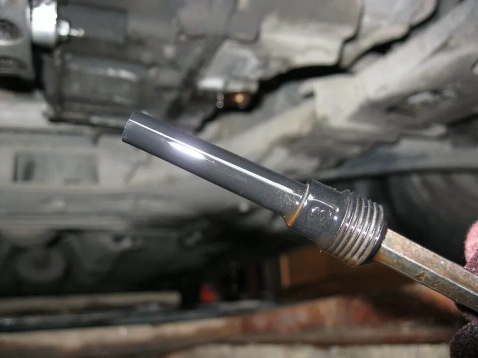 Масляный щуп рено меган 2. Рено меган 2 1. Щуп уровня масла рено дастер 2. Сценик уровень масла. Сценик уровень масла.