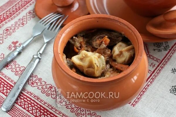 Пельмени с печенкой в горшочке в духовке. Пельмени по таежному с печенью в горшочках. Рецепт пельмени в горшочках с печенью. Пельмени в горшочках с хлебом. Амурские пельмени в горшочках.