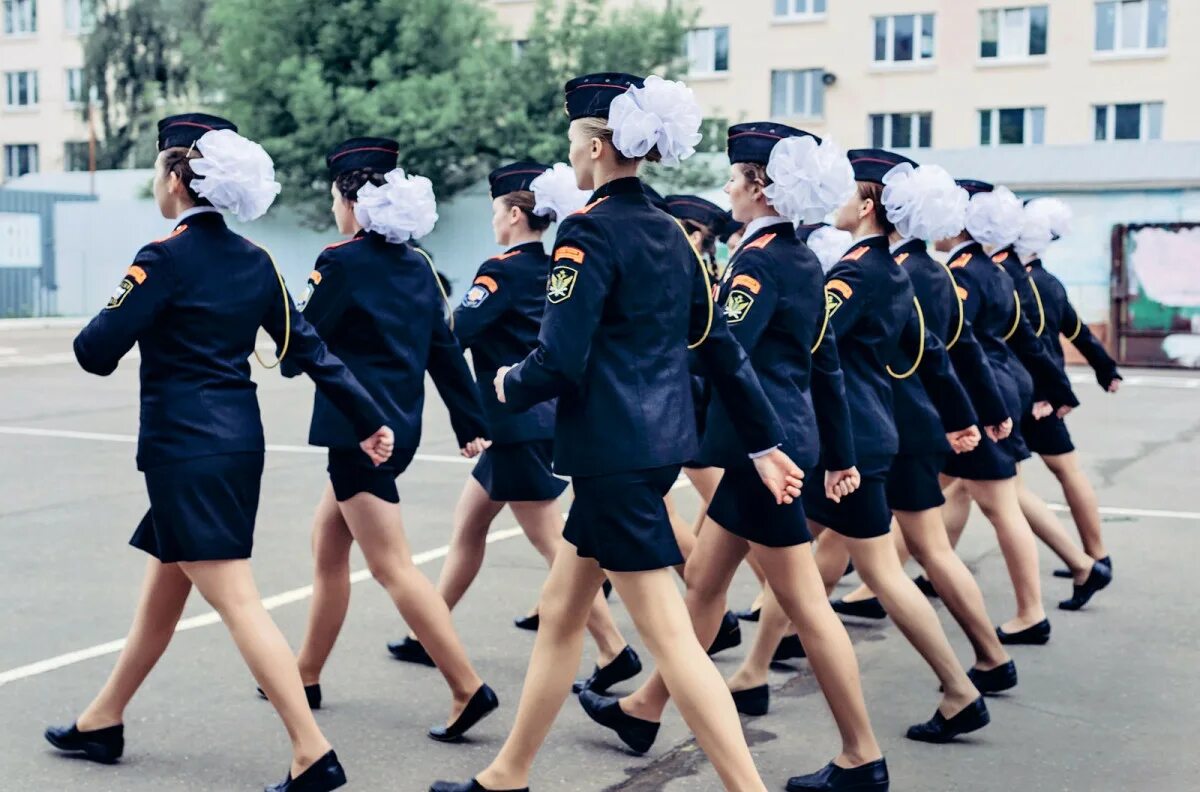 Женская парадная Военная форма. Женский кадетский корпус. Кадеты девочки. Девушки кадеты. Парад девушек видео