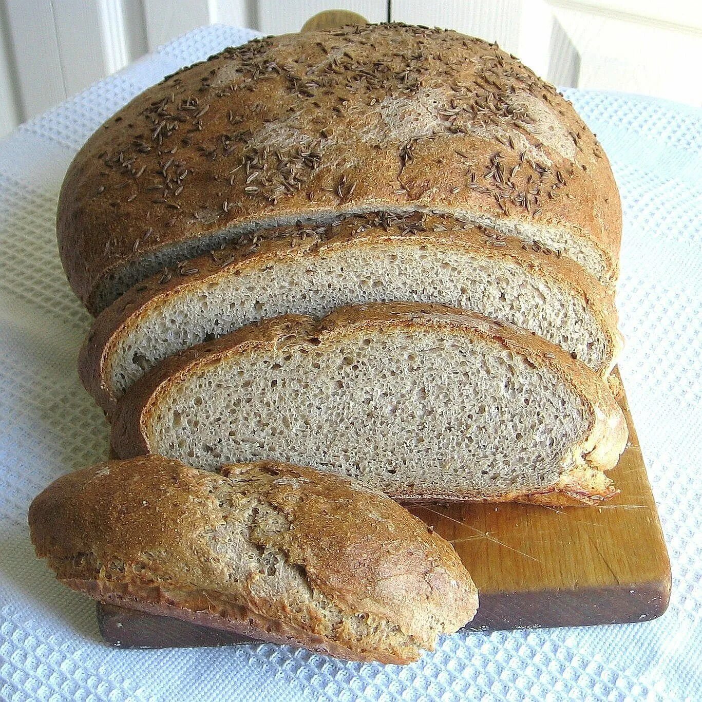 Рецепт хлеба испечь дома. Хлеб Кишиневский пшеничный. Хлеб бездрожжевой каравай. Хлеб ржаной круглый. Круглый серый хлеб.