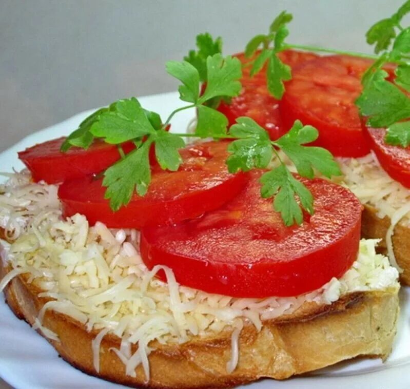 Бутерброды с колбасой сыром чесноком