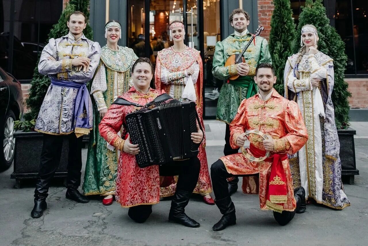 Любо мило. Любо мило ансамбль. ансамбль. любо-мило ансамбль костюмы. ансамбль любо мило солисты.