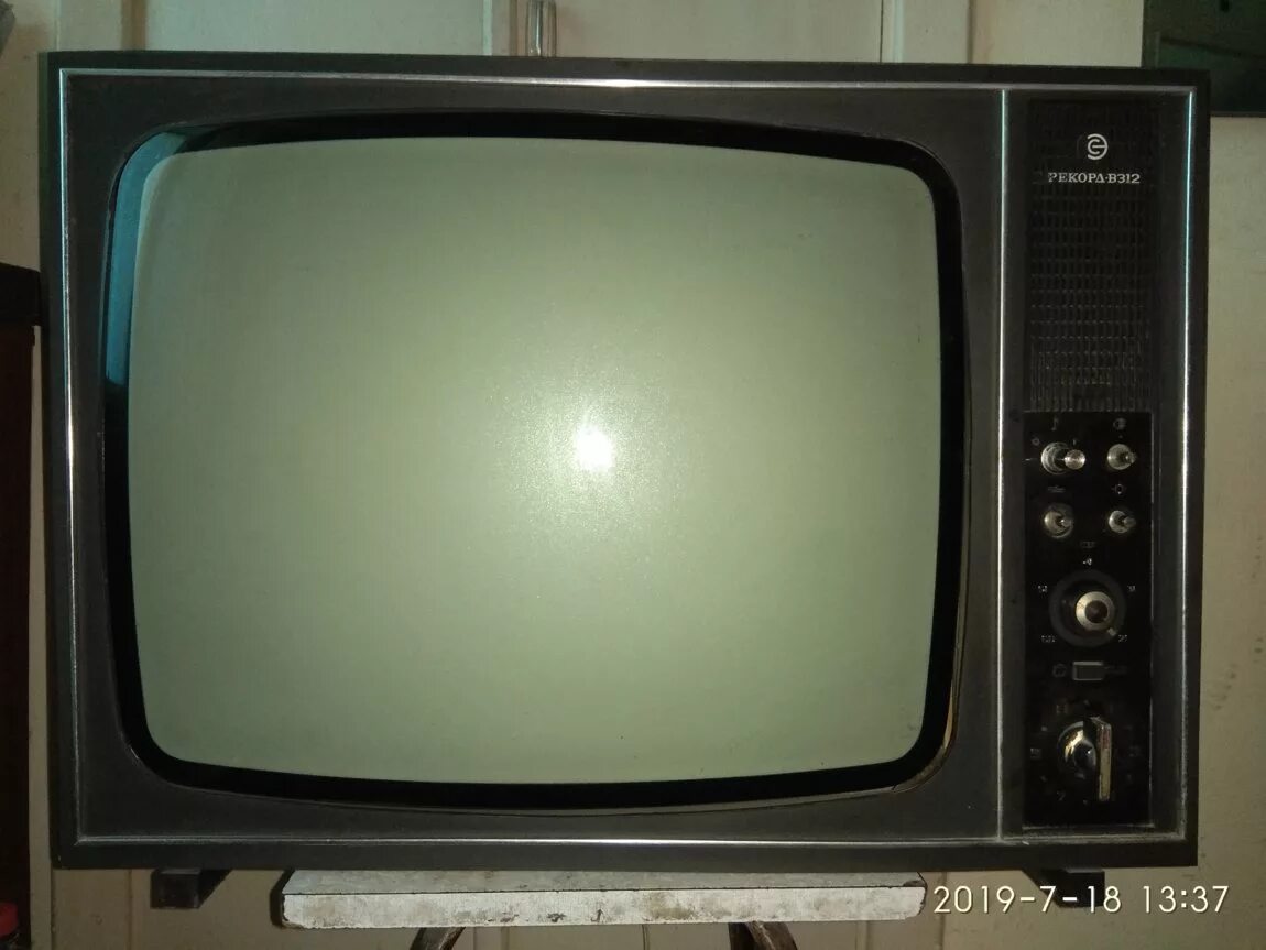 Телевизор рекорд черный. Ламповый телевизор рекорд 312. Телевизор рекорд черно-белый в 312. Телевизор рекорд 312 цветной. Телевизор СССР рекорд 312.