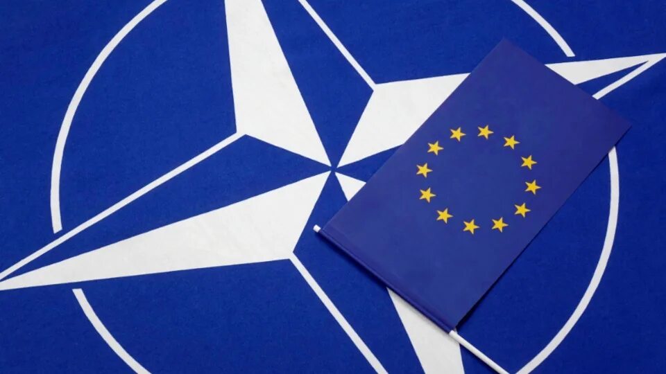 Руками нато. ЕС И НАТО. Флаг НАТО. НАТО И Европейский Союз. Эмблема НАТО.