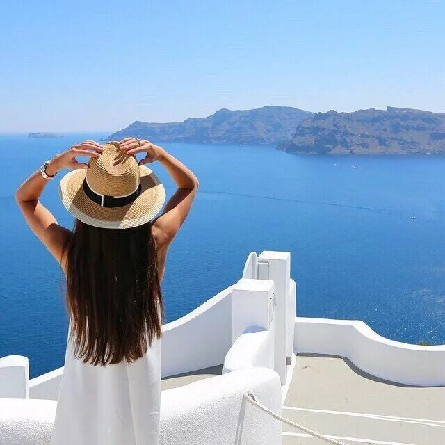 Увлекайтесь моментами. Шляпа на море. Девушка в шляпе на море. Греция море девушка. Брюнетка в шляпе у моря.