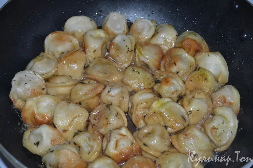 пельмени с соевым соусом. пельмени с зеленью. жареные пельмени чесночный соус. пельмени со сметаной и соевым соусом. пельмени со сметаной и соевым соусом.