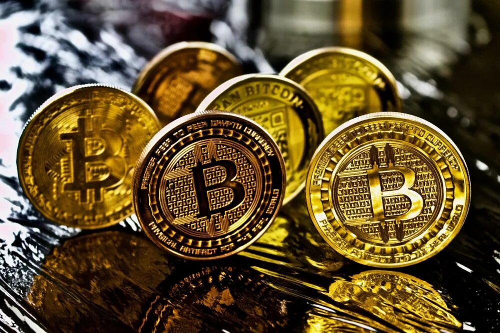 Три знаменитые криптовалюты. Bitcoin nft. Хакеры криптовалюта. Bitcoin nft. Биткоин картинка.