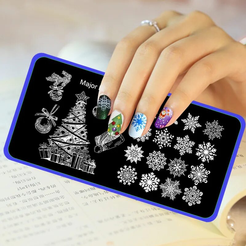 Новогодний стемпинг на ногтях. Новогодний стемпинг на ногтях. Золотые снежинки на ногтях. Новогодний маникюр стемпинг. Маникюр со штампом.