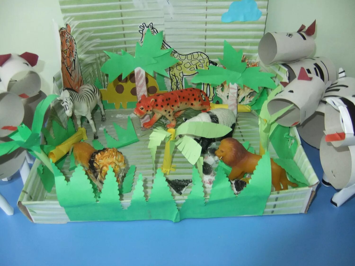 Неделя животные в средней группе. Макет животных. Поделка на тему зоопарк. Макет зоопарка для детского сада.