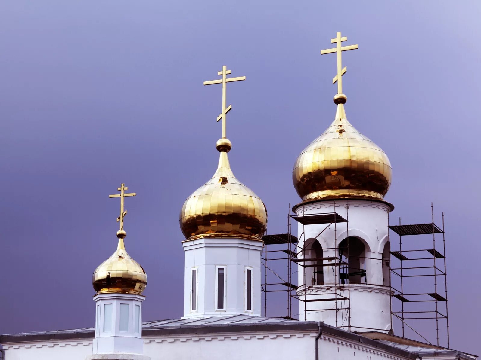 Храм Покрова Пресвятой Богородицы Лесозаводск. Божья Матерь в куполе храма. Церковь Лесозаводск Приморский край. Золотые купола Покров. Почему купола золотые