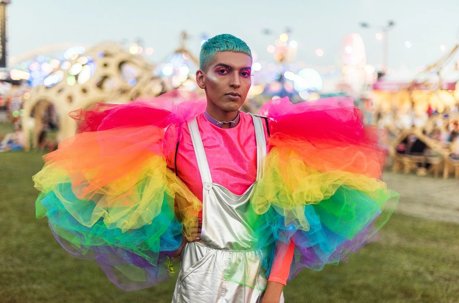 Прически и макияж рейверов. Ravers субкультура. Рейверы субкультура. Рейверы субкультура. Молодёжная субкультура рейв.