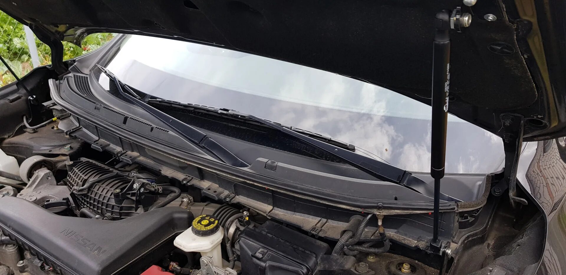 Упор капота х трейл. Ниссан х-трейл т31 под капотом. Nissan x trail t32 под капотом. Упоры капота ниссан х-трейл т32. Упоры капота nissan x-trail t32 картинки.