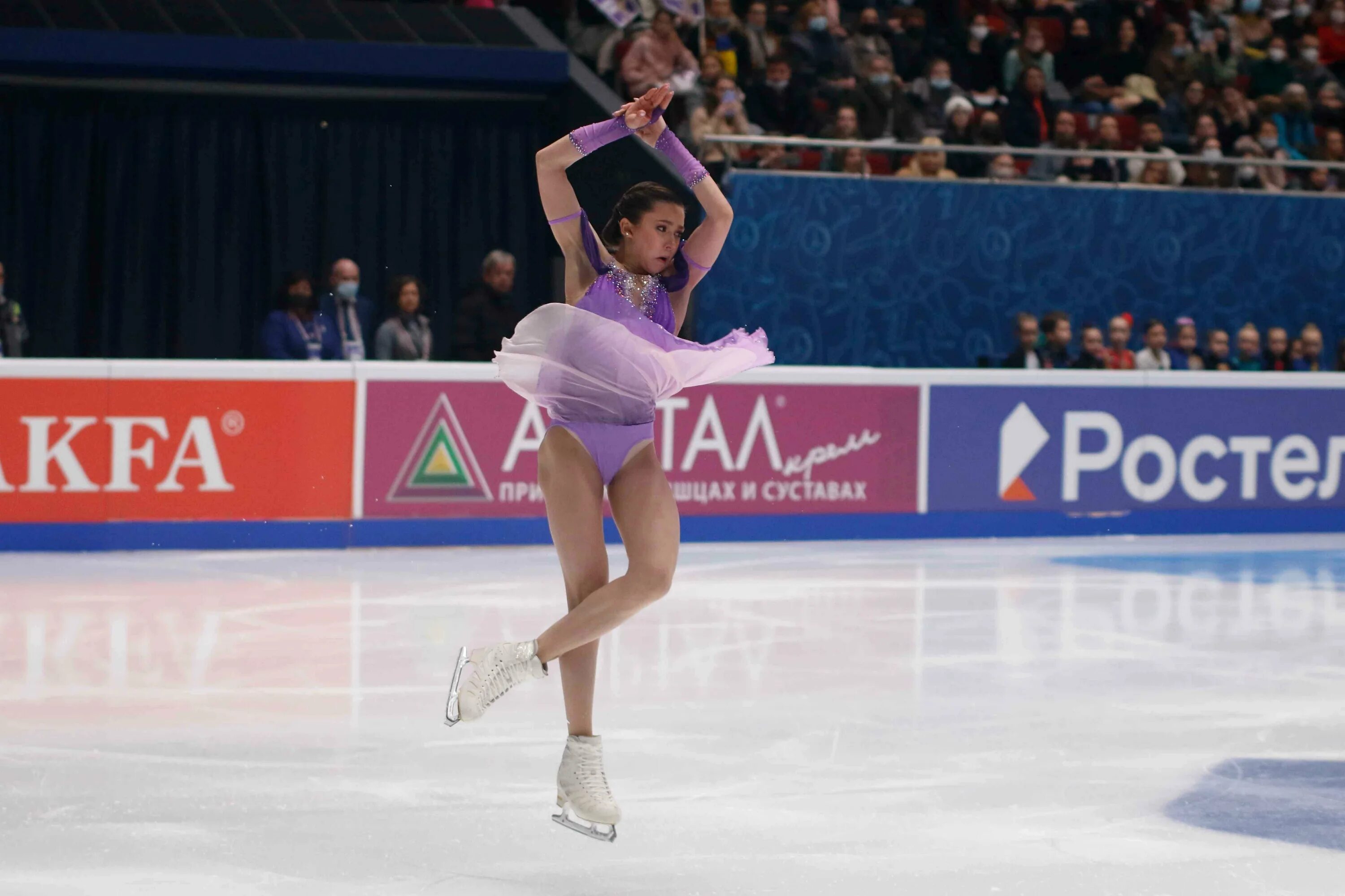 Дюамель фигуристка. Кацалапов и синицына че 2022. Горячий лед прыжки. Горячий лед забег красноярск. Саша трусова фигуристка 2022.