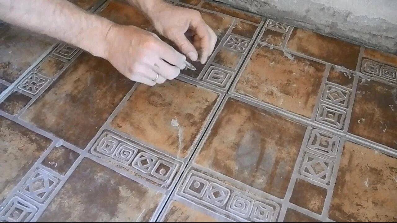 Восстановление напольной плитки. Обновление старой напольной плитки. Обновить плитку на полу. Старинный кафель на пол.