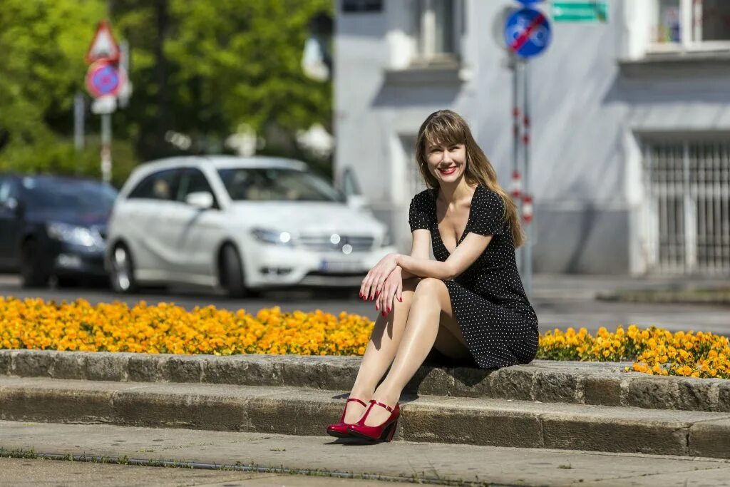 вызывающе одетые девушки. девушка в платье в городе. женщина на улице. стиль бомж стайл в одежде. стиль городская сумасшедшая.