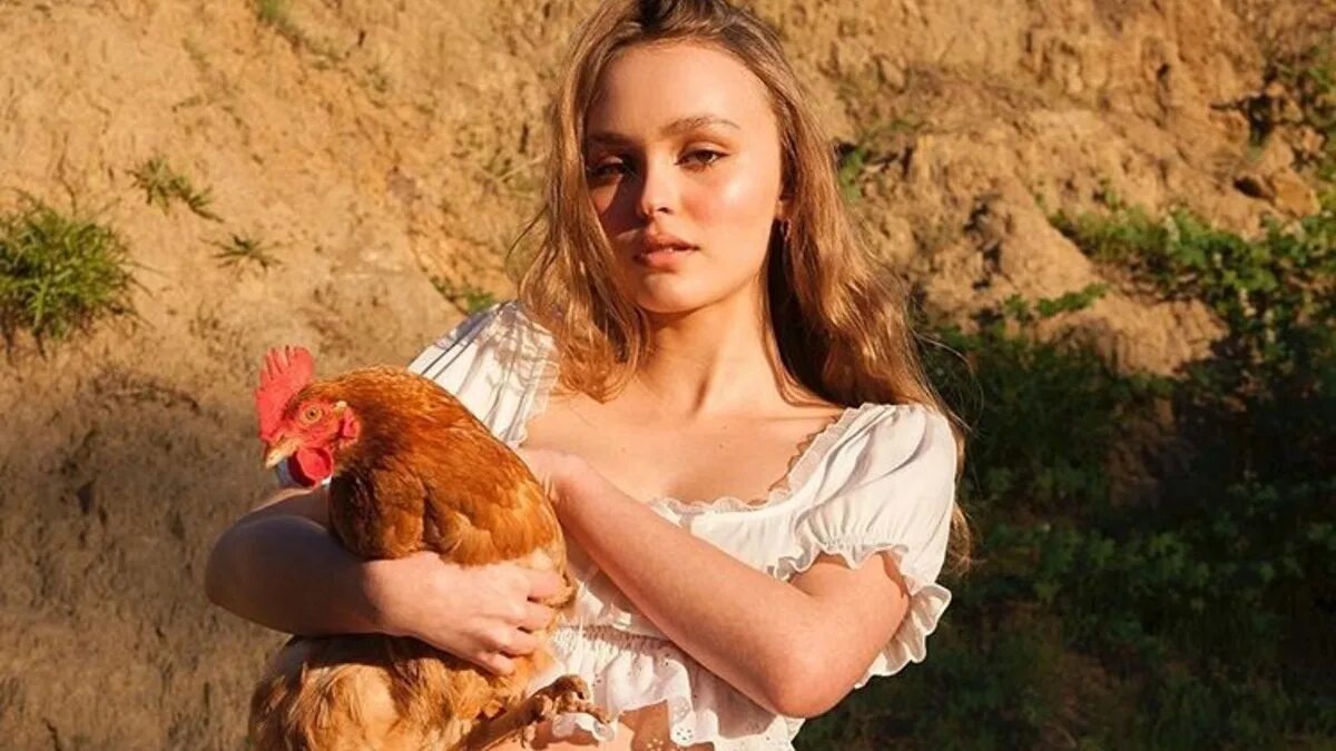 Девушка с курицей. Кур девушка. Девушка с курами. Фотосессия с курицей. Девушка с курами.