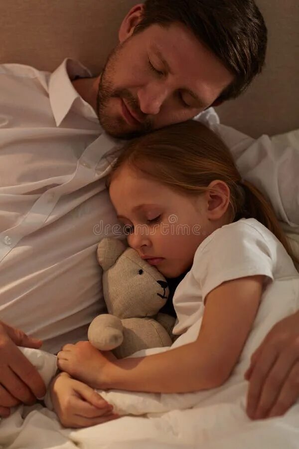 Father sleep daughter. Папа с дочкой в обнимку. Папа и дочка вместе спят. Девочка с папой в постели.