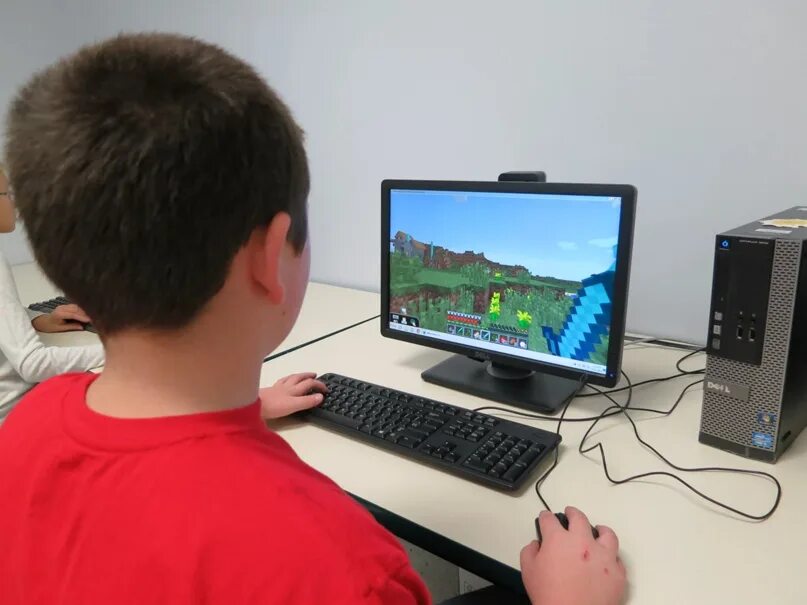 Мальчик играющий в компьютер. Компьютерные игры школьники. Школьник за компом. Школьник за компьютерной игрой. Игры поиграть на информатике