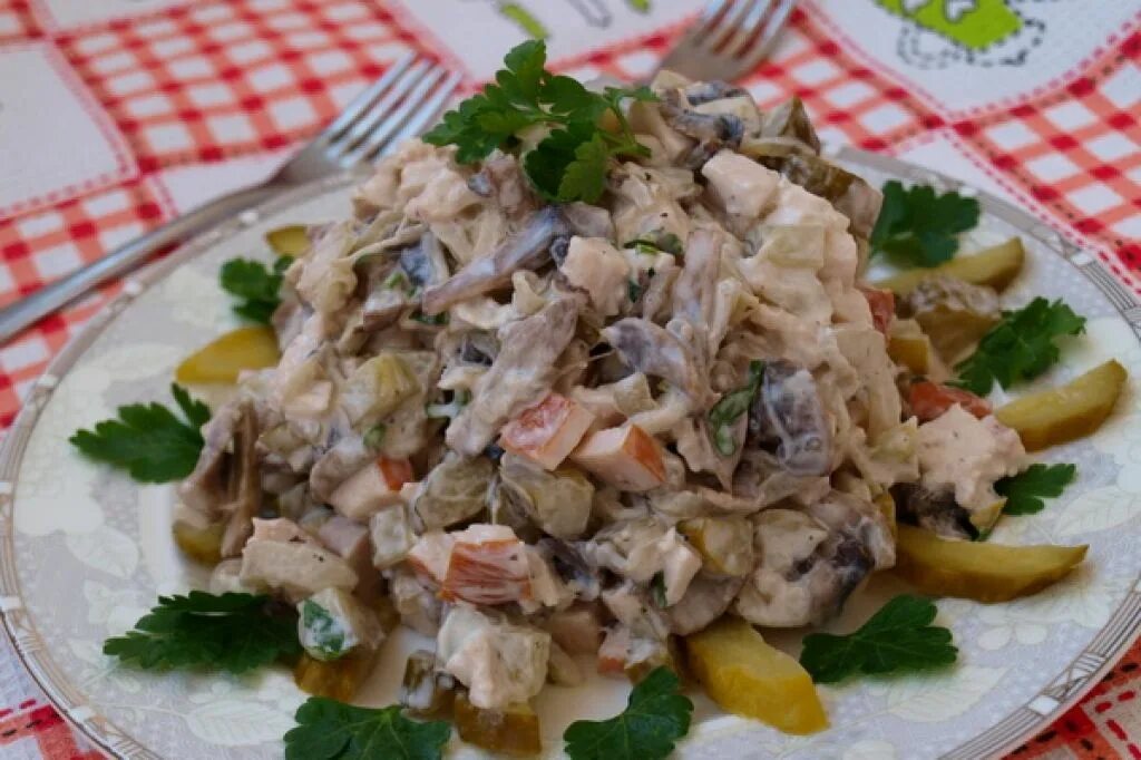 Салат с маринованными грибами и курицей копченой