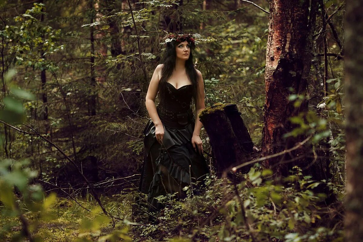 Лесная ведьма часть 1 том 1. Лесная ведьма. Девушка в таинственном лесу. Ведьма фотосессия. Фотосессия в стиле ведьмы в лесу.