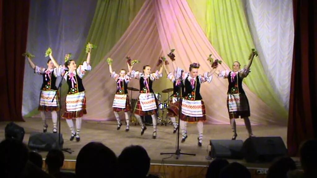 Танец винограда. Адриано челентано танцует. Танец винограда. Укрощение строптивого челентано давит виноград. Челентано танцует на винограде.