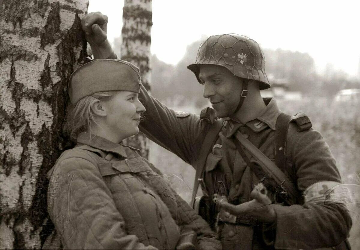 Руская Левушка и немпцкий солдат. Немецкий солдат и русская девушка. Русский и немецкий солдат.